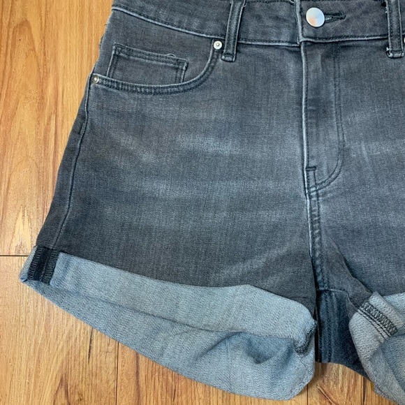 H&M Faded Black High Rise Cuffed Hem Jean Shorts - Picture 3 of 8